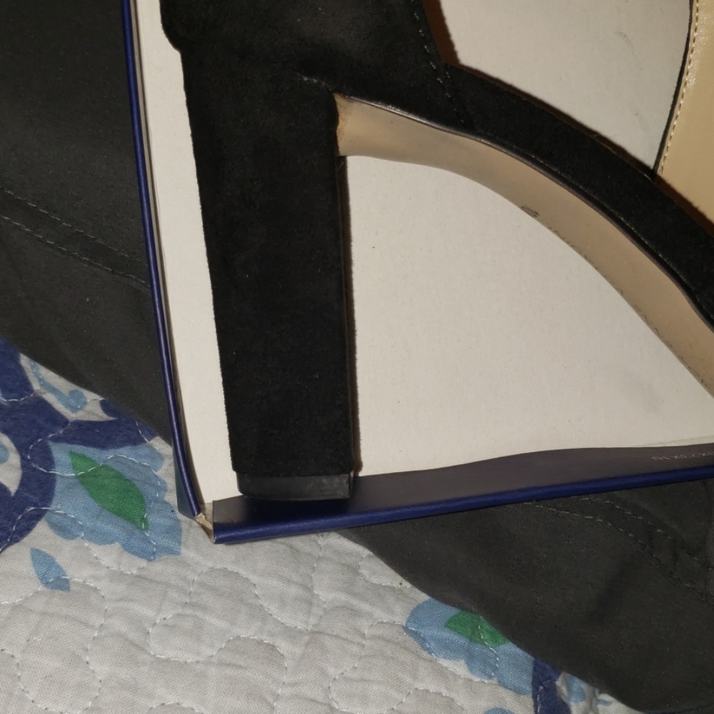 Adrienne Vittadini Suede Shootie. - Picture 7 of 7